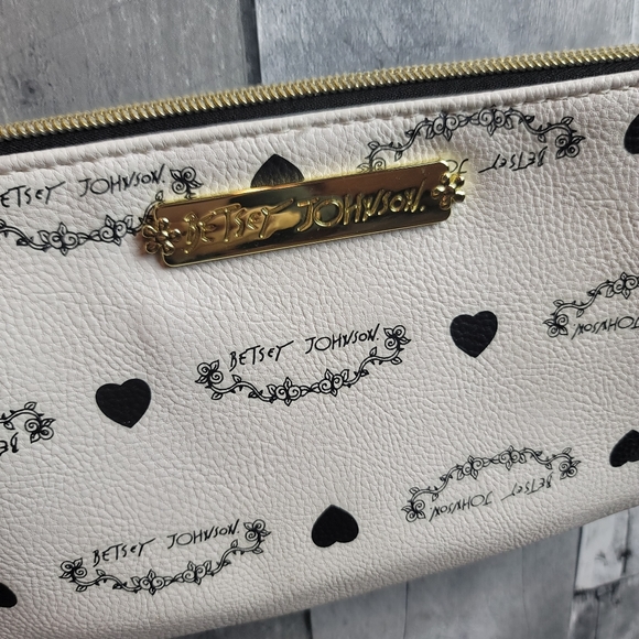 Betsy Johnson Crossbody Bag with charger - Picture 2 of 6